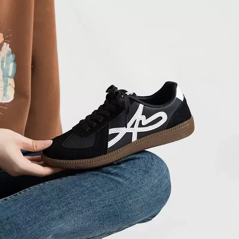 ​سنيكرز "ألفا" العصري (Alpha Trendy Sneakers)